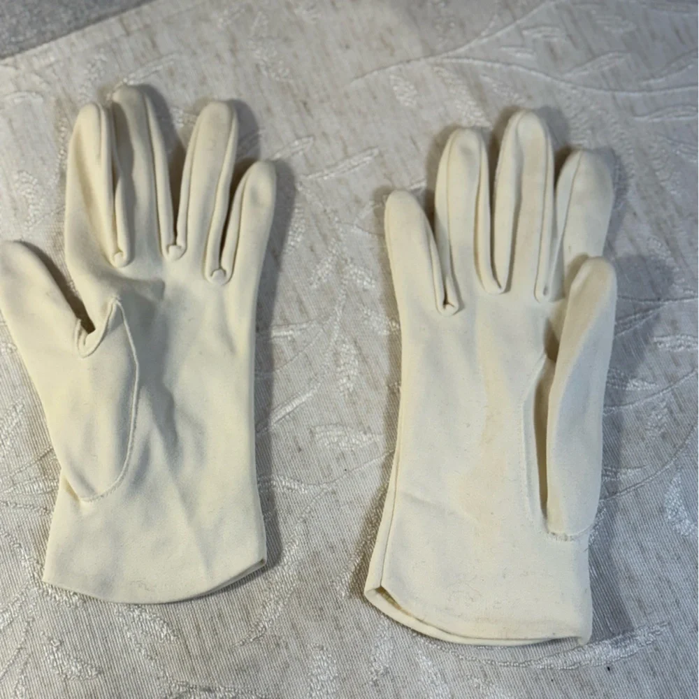 Vintage Women’s off-white‎ gloves. With floral design with dainty beads. 8 1/2”